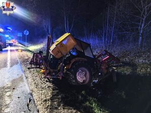 ciągnik rolniczy po wypadku drogowym