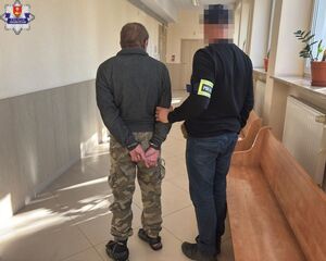 zatrzymany prowadzony przez policjanta