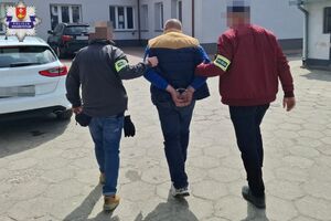 zatrzymany prowadzony przez policjantów