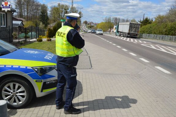 policjant mierzy prędkość