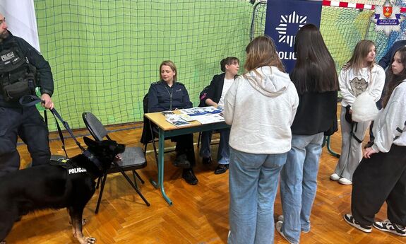 przedstawiciele policji na dniu otwartym szkoły