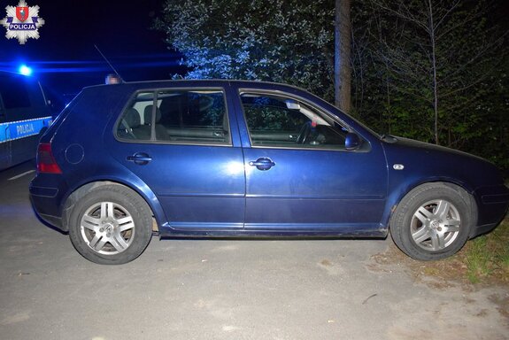 osobowy volkswagen i stający za nim radiowóz