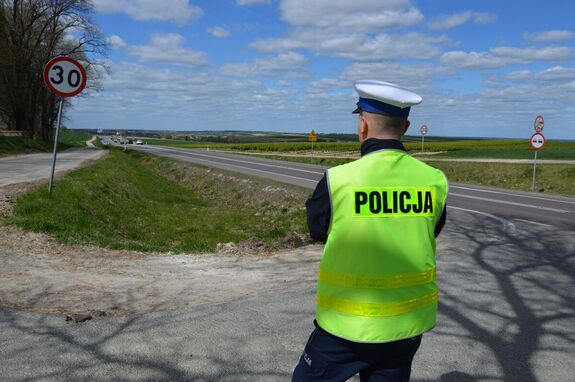 policjant ruchu drogowego przy drodze
