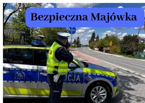 policjanci ruchu drogowego przy radiowozie