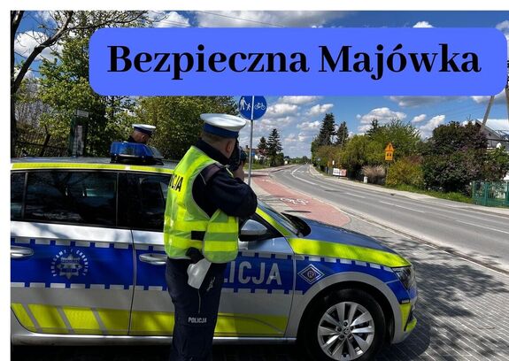 policjanci ruchu drogowego przy radiowozie