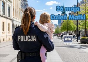 Policjantka z dzieckiem na rękach
