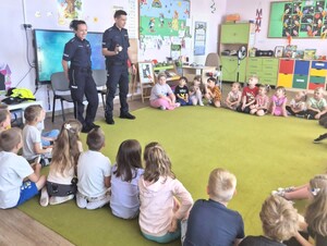 policjanci z przedszkolakami