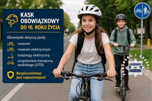 dzieci na rowerze i hulajnodze w kaskach ochronnych na głowach