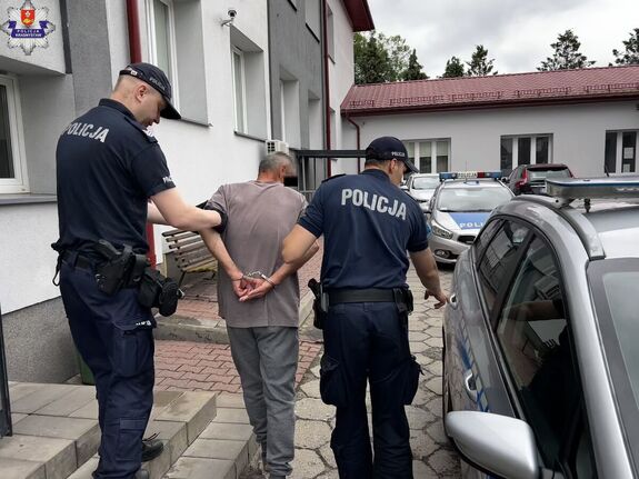 zatrzymany mężczyzna prowadzony przez policjantów