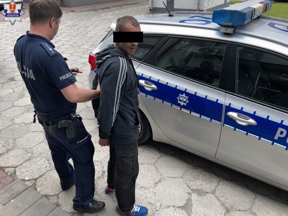 zatrzymany prowadzony przez policjanta