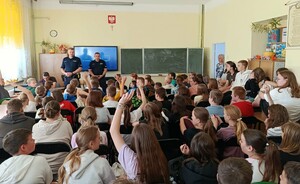 policjanci na spotkaniu z dziećmi