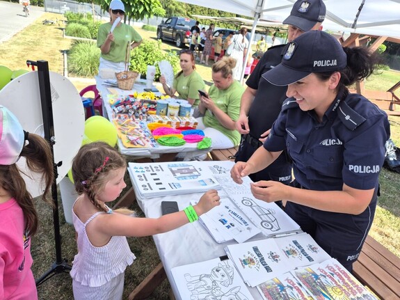 policjanci na pikniku