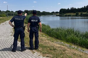 policjanci kontrolują zbiornik wodny