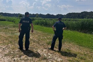 policjanci kontrolują zbiornik wodny