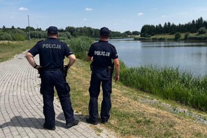 policjanci kontrolują zbiornik wodny