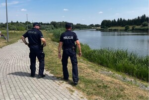 policjanci kontrolują zbiornik wodny