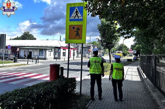 policjanci przy przejściu dla pieszych