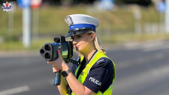 policjantka z miernikiem prędkości