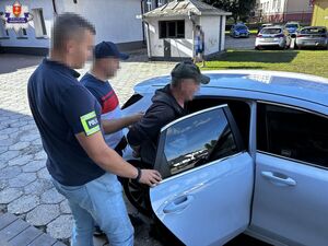 zatrzymany doprowadzany przez policjantów