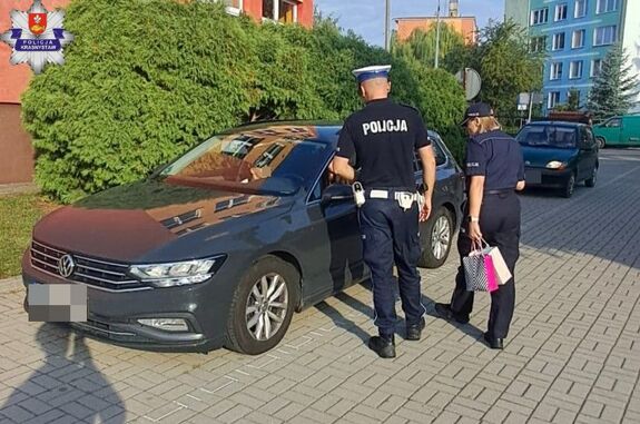 policjanci kontrolujący kierującego