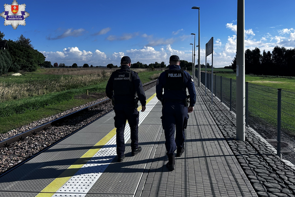 policjant i strażnik ochrony kolei przy torach