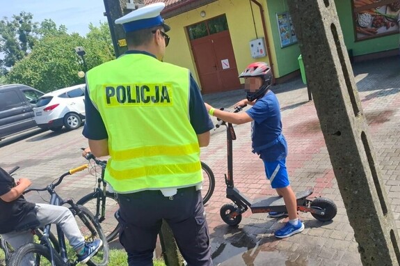 policjant kontroluje kierującego hulajnogą elektryczną
