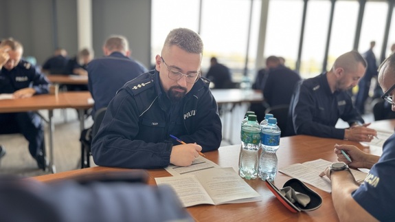 Policjanci rozwiązują testy z wiedzy.