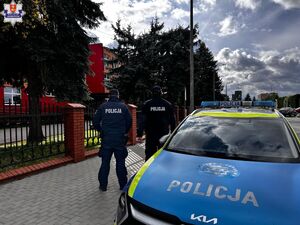 policjanci pod szkołą