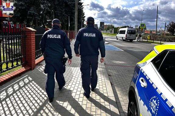 policjanci pod szkołą