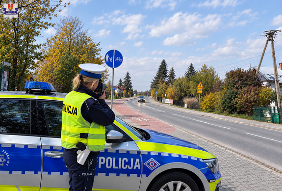 policjantka mierzy prędkość kierującego