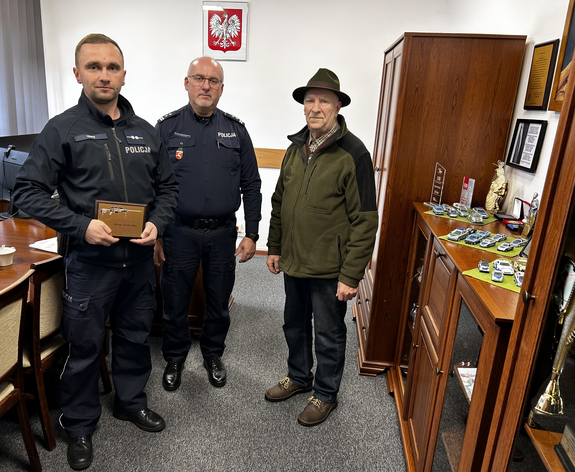 mieszkaniec miasta z Komendantem Powiatowym Policji w Krasnymstawie mł. insp. Szymonem Mroczkiem i dzielnicowym asp. Danielem Plutą.