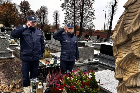 policjanci przy grobach