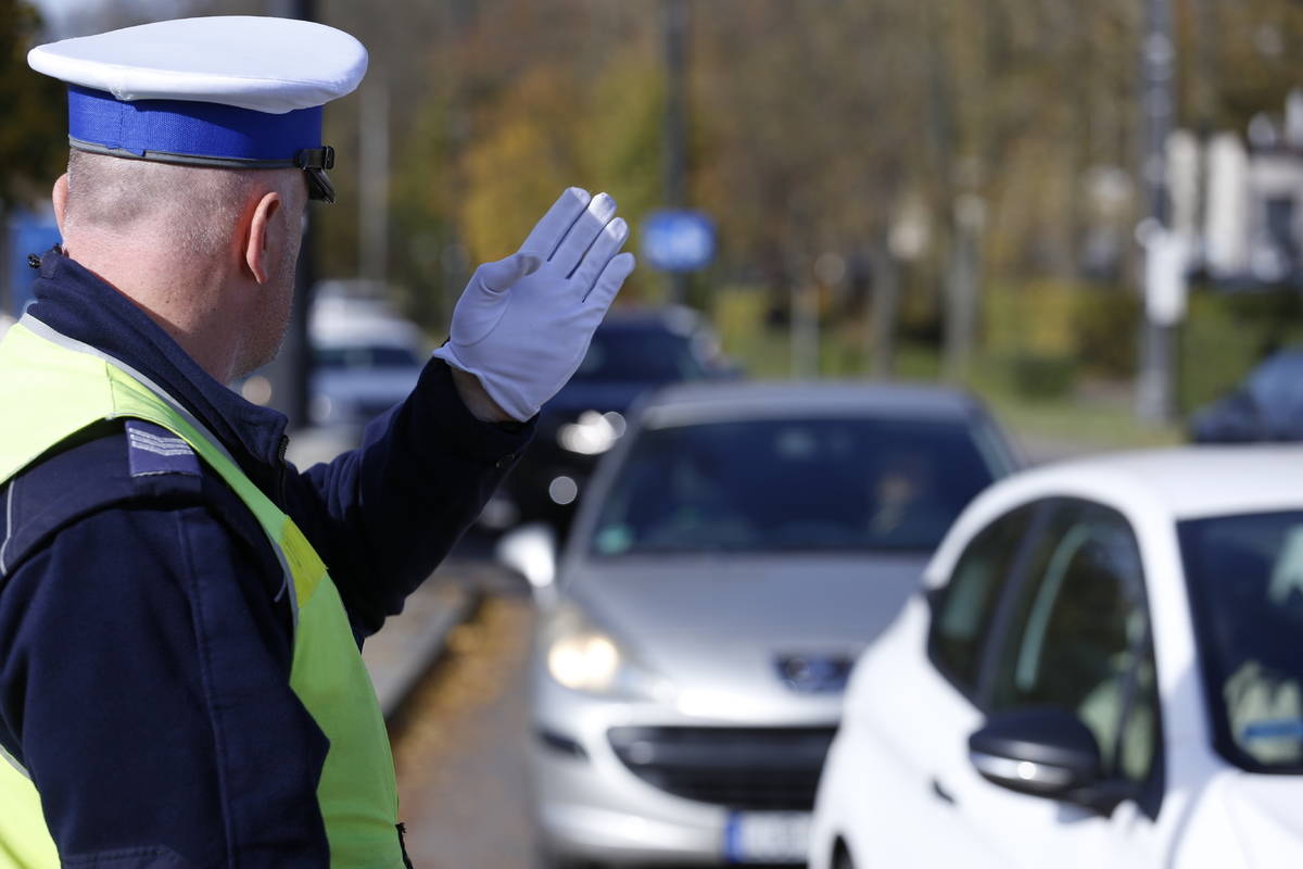 policjant kieruje ruchem