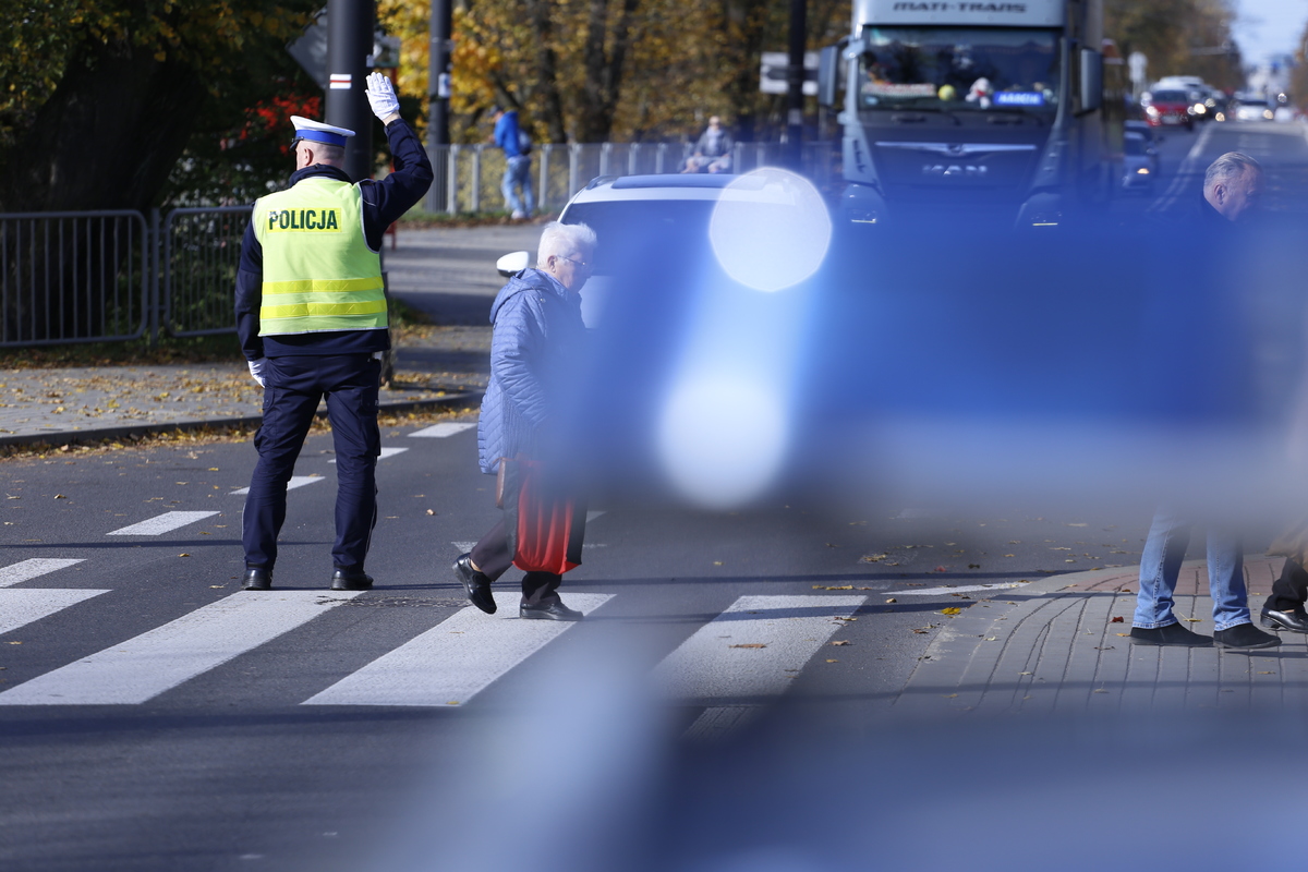 policjant kieruje ruchem