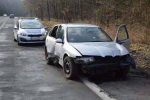 rozbite samochód i stojący za nim policyjny radiowóz