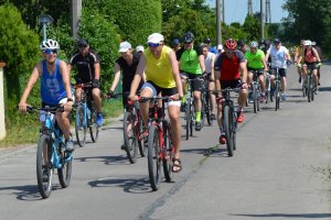 uczestnicy rajdu  jadą na rowerowach