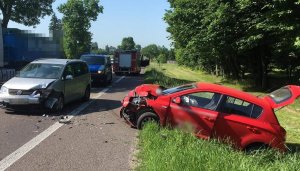 zderzenie czołowe pojazdów w Wólce Orłowskiej, na zdjęciu widać rozbitego Volkswagena i Hyundaia