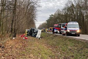 wypadek autokaru, służby oraz ranni