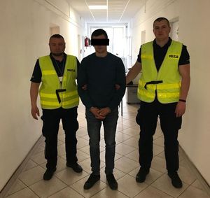 policjanci z zatrzymanym mężczyzną