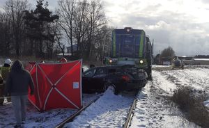 służby na miejscu wypadku, rozbita osobówka i lokomtywa