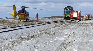 służby na miejscu wypadku, rozbita osobówka i lokomtywa