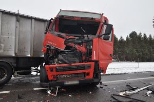 rozbity przód pojazdu ciężarowego