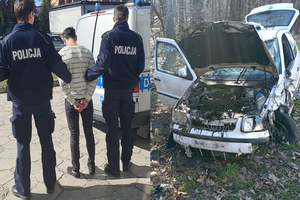 zatrzymany z policjantami i uszkodzony pojazd