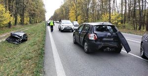 rozbite pojazdy na miejscu wypadku