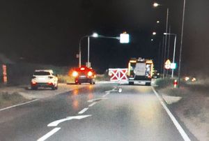 miejsce wypadku drogowego, w tle widać parawan i samochód