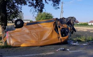 bus leżący na dachu